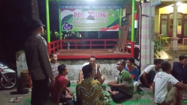 Datangi Pos Kamling Desa Besuki, Petugas Patroli Berikan Pesan Pesan Kamtibmas.