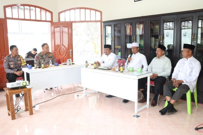 Kapolres Blitar Polda Jatim Pererat Silaturrahmi ke Tokoh Agama Ponpes Dahlan Ikhsan di Gandusari Kabupaten Blitar