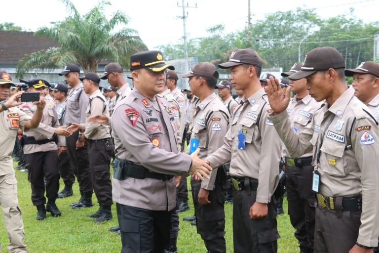 Kapolres Blitar Pimpin Upacara HUT Satpam yang ke-42 di Mako Polres Blitar