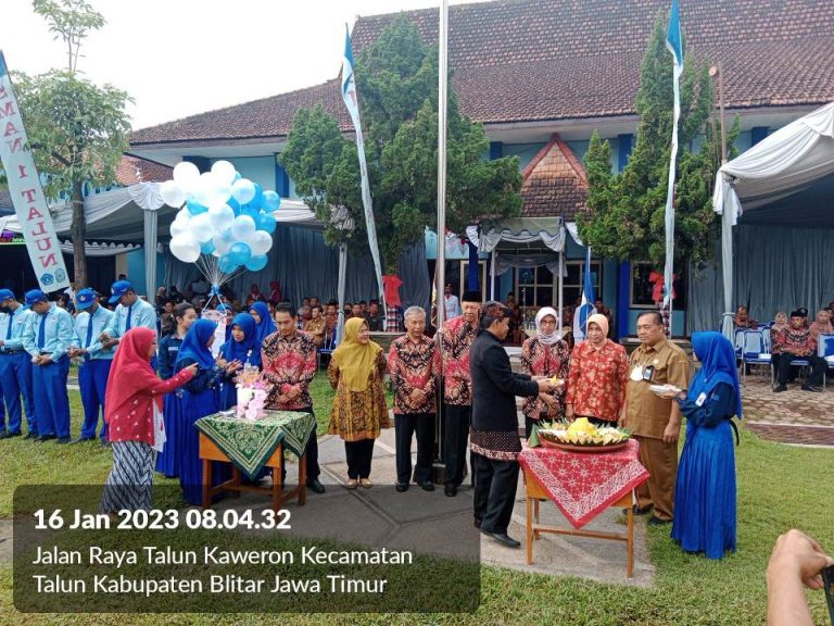 Upacara Bendera Peringatan Puncak HUT SMAN 1 Talun Ke-49 Tampilkan Nuansa Baru