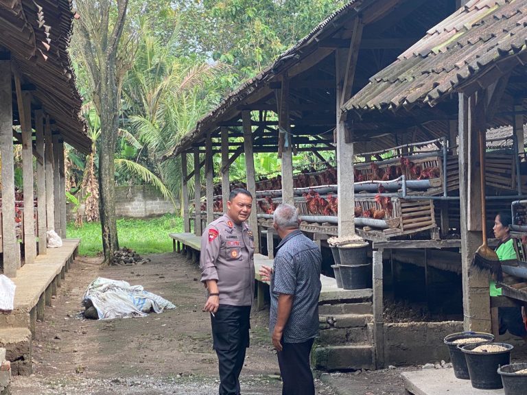 Sambangi Warga Peternak Ayam Petelur, Kapolres Blitar Sisipkan Pesan Kamtibmas