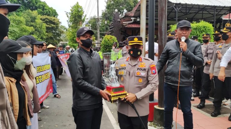 Polres Blitar Kota Dan Polda Jatim Terima Apresiasi Dari Forum Masyarakat Blitar Raya