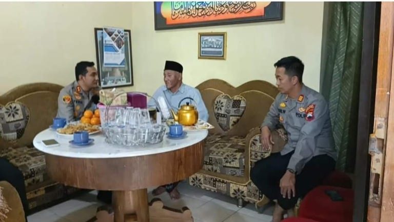 KAPOLRES SALATIGA SILATURAHMI ke Ketua FKUB