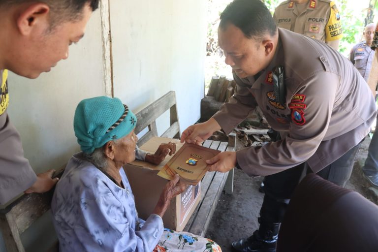 Sebagai Bentuk Kepedulian Polri, Kapolres Blitar Bansos Ke Rumah-Rumah Warga Di Selopuro