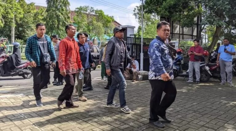 Warga Desa Kediren Lurug Ke Inspektorat , Tuntut Kades Kediren Segera Di Copot