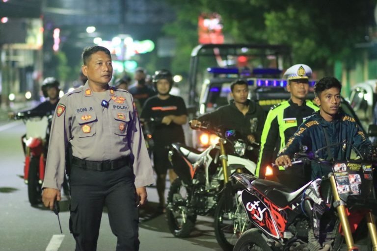 Razia Balap Liar, Polres Blitar Kota Amankan 19 Motor Knalpot Brong Dan Minuman Keras