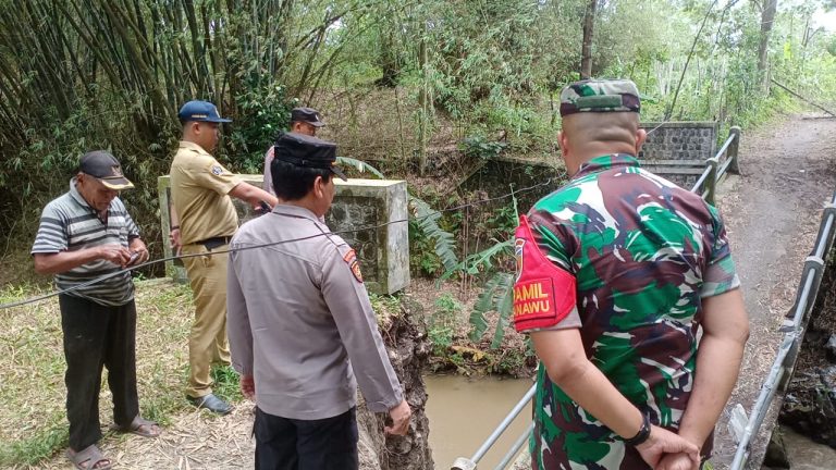 Kapolsek dan Danramil Udanawu Di Dampingi Bhabinkamtibmas melakukan pengecekan jembatan roboh di Desa Ringinanom