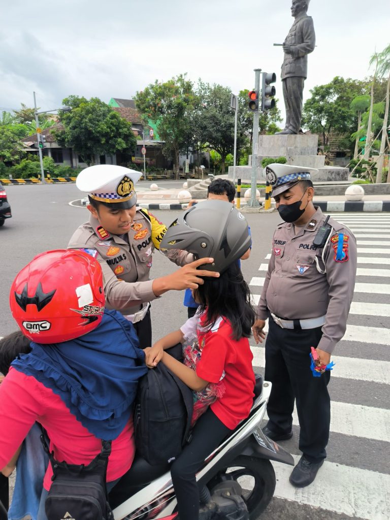 Operasi Keselamatan Semeru 2023, Satlantas Polres Blitar Kota Bagi-bagi Helm ke Pengendara Motor