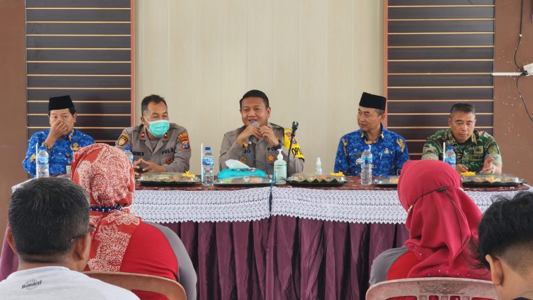 Polres Blitar Kota Gelar Jum’ at Curhat Di Kelurahan Gedog