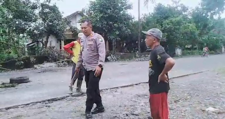 Kapolsek Ponggok Bantu Masyarakat Desa Sidorejo Tambal Jalan Berlubang