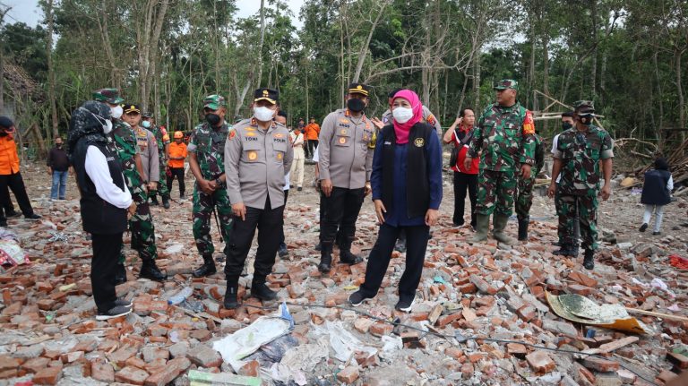 Kapolda Jatim Bersama Gubernur Jatim dan Pangdam V Brawijaya Tinjau Lokasi Ledakan Petasan di Blitar