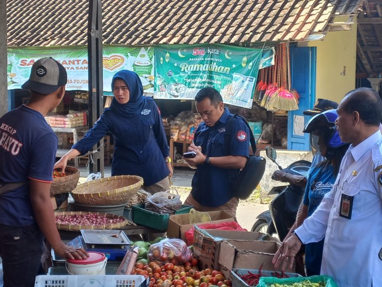 Polres Blitar Cek Ketersediaan Bahan Pokok Jelang Ramadhan Di Pasar Lodoyo