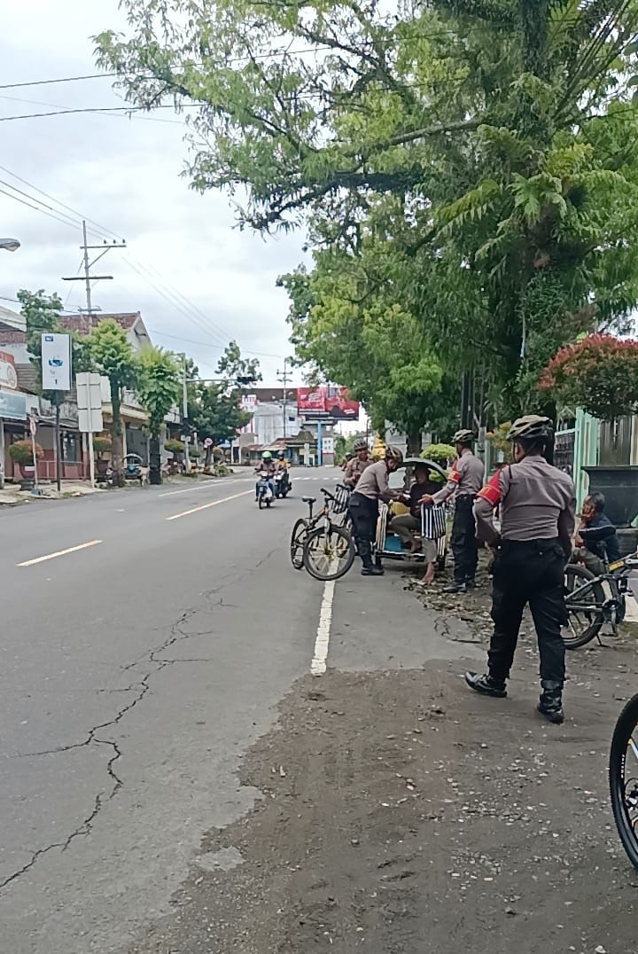 Sebar Kebaikan, Sambil Berpatroli Sepeda Polres Blitar Bagikan Nasi Bungkus Gratis