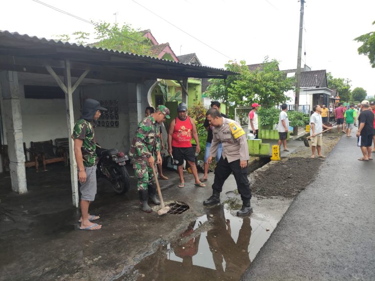 Semangat Gotong Royong, Bhabinkamtibmas Polres Blitar Polda Jatim Kerja Bakti Bersihkan Saluran Air