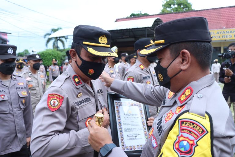 Kapolres Blitar Kota Berikan Reward 15 Anggotanya Yang Berprestasi