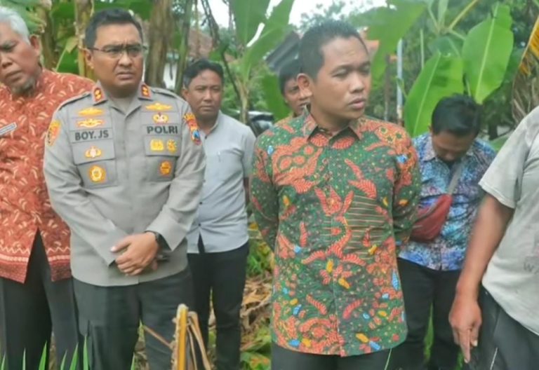 KELANGKAAN PUPUK, BUPATI LUMAJANG BERSAMA KAPOLRES DIALOG DENGAN PARA PETANI