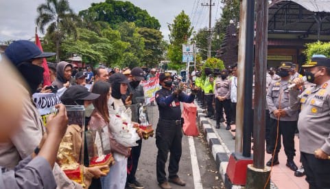 Forum Masyarakat Blitar Raya (FMBR) Gelar Aksi Di Depan Dua Polres Sekaligus