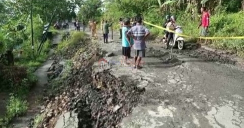 RUSAK HAMPIR 2 TAHUN JALAN DESA KEBONSARI AMBLES, WARGA TUNGGU TINJAUAN WABUP BLITAR