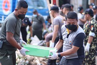 TNI-POLRI Dan Masyarakat Kerja Bakti Bersama di Lokasi Ledakan di Ponggok Blitar