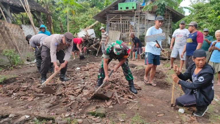 KEBERSAMAAN BHABINKAMTIBMAS DAN BABINSA DALAM GIAT BEDAH RUMAH