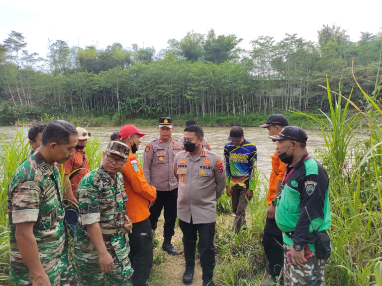 Kapolres Blitar Kota Kunjungi TKP Tenggelamnya Seorang Penambang Di Sungai Brantas 