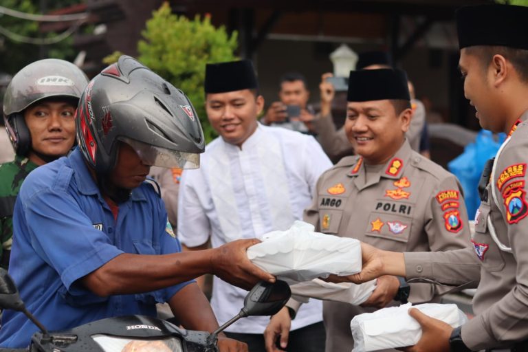 Hari Pertama Puasa, Kapolres Blitar Kota Bagi-bagi Takjil di Depan Mapolres