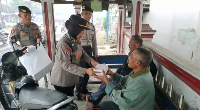 Hari Kedua Bulan Puasa Ramadhan, Anggota Polres Blitar Bagikan Takjil Gratis 