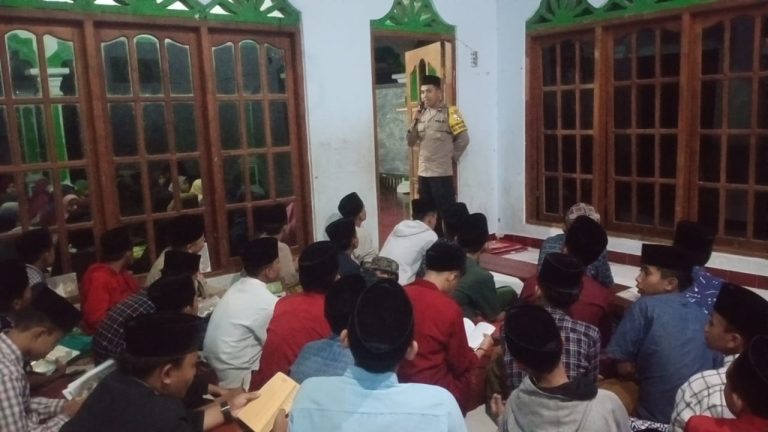 Bhabinkamtibmas Desa Ringinanom Laksanakan Himbauan Di Pondok Pesantren Fatkul Huda Ringinanom.