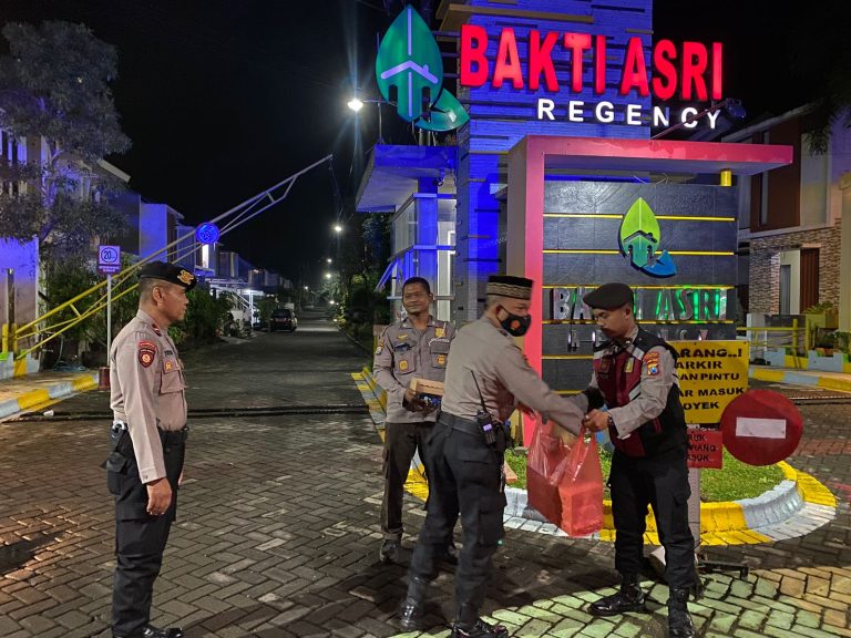 Patroli Sahur On The Road Samapta Polres Magetan Bagikan Nasi Sahur Kepada Masyarakat