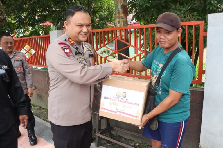 Berkah Ramadhan, Polres Blitar Distribusikan Bansos Kepada Masyarakat