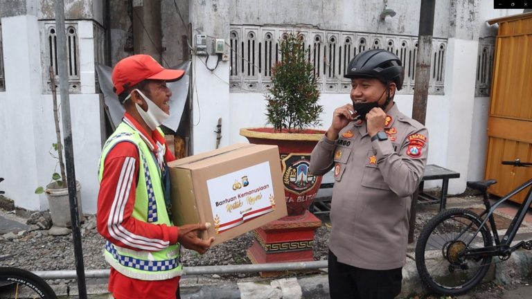 Sambil Pantau Kamtibmas Melalui Patroli Sepeda, Kapolres Blitar Kota Berikan Bantuan Sosial