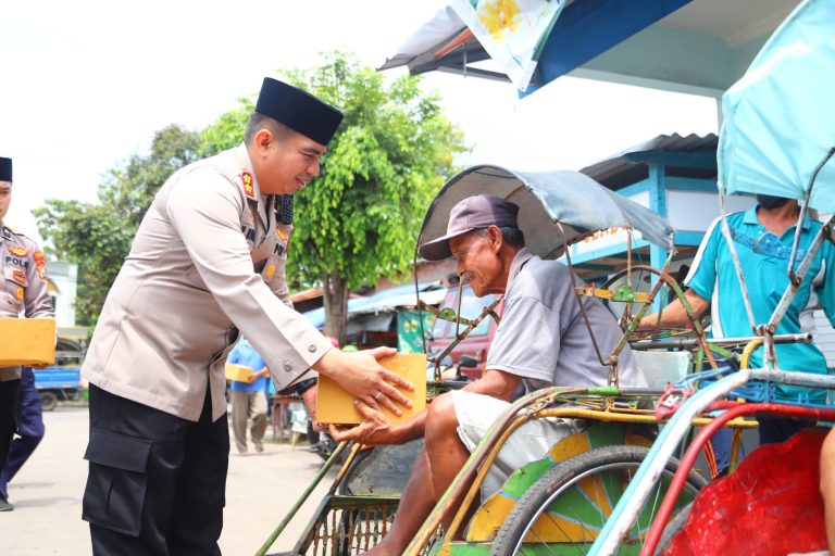 Indahnya Berbagi, Kapolres Magetan Bagikan Bansos Kemanusian Kepada Masyarakat