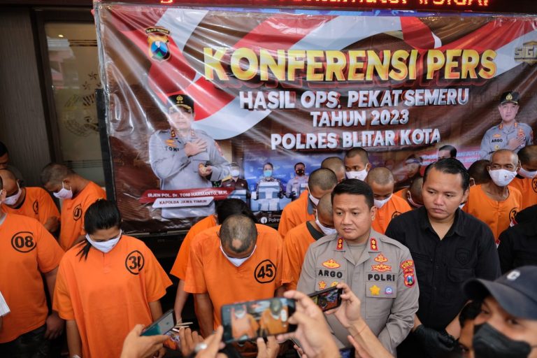 Polres Blitar Kota Gelar Konferensi Pers Suami Bu Kades Blitar, Pembuang Bayi di Tulungagung