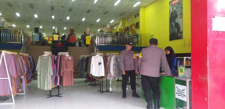 Patroli Di Toko Baju Antisipasi Gangguan Kamtibmas Di Wilayah Hukum Polsek Udanawu