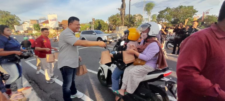 Berkah Ramadhan,Koni Kabupaten Blitar Bagikan Ratusan Takjil Gratis