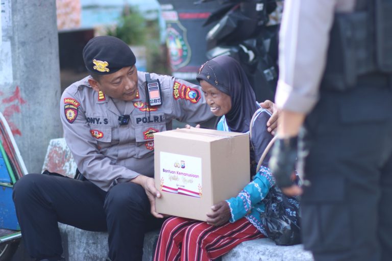 Bulan Ramadhan, Sat Samapta Polres Blitar Kota Laksanakan Kegiatan Bakti Sosial