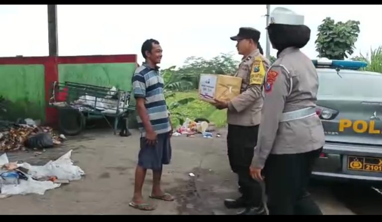 ANGGOTA POLSEK KEPANJENKIDUL MELAKSANAKAN JUMAT BERKAH BERBAGI PAKET SEMBAKO DENGAN WARGA KURANG MAMPU