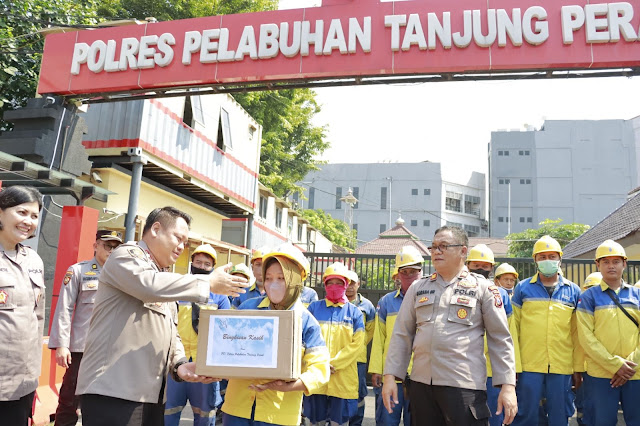 Berkah Ramadhan, Polres Tanjung Perak Bagikan Sembako Pada Petugas Kebersihan