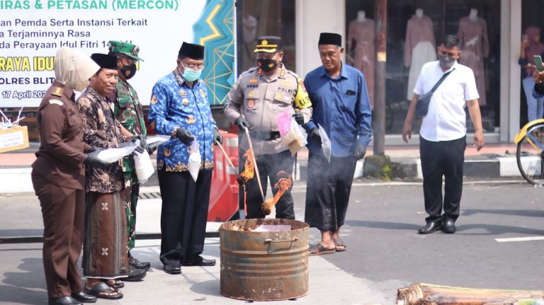 Polres Blitar Kota Musnahkan Barang Bukti Ribuan Botol Miras dan Puluhan Kilogram Bubuk Mercon sampai Knalpot Brong