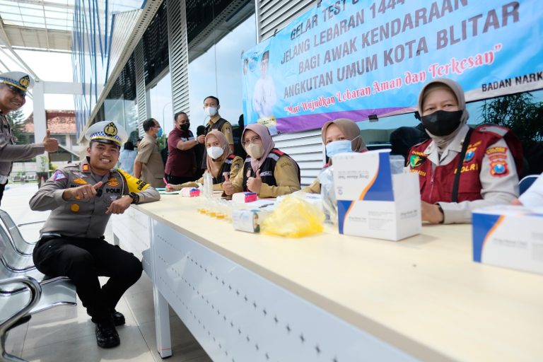 Polres Blitar Kota Gelar Tes Urine Sopir Bus di Terminal Patria