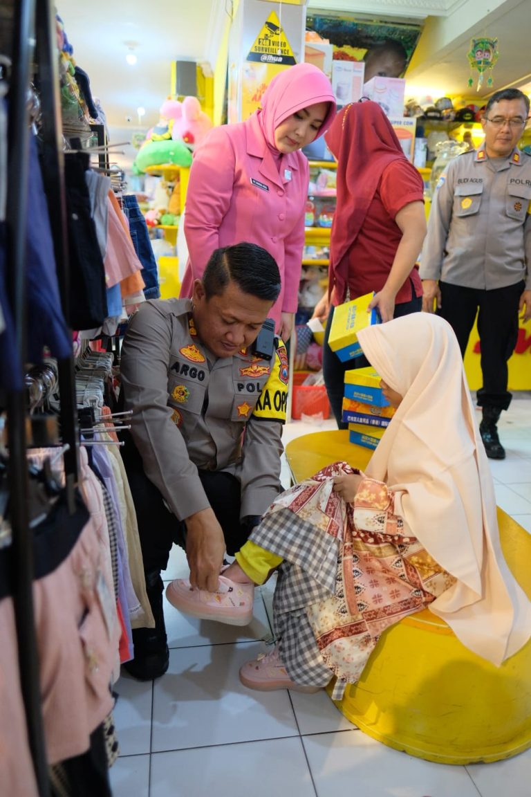 Berbagi Keceriaan, Kapolres Blitar Kota Ajak Anak Yatim, Stunting dan Diffabel Berbelanja Baju Lebaran