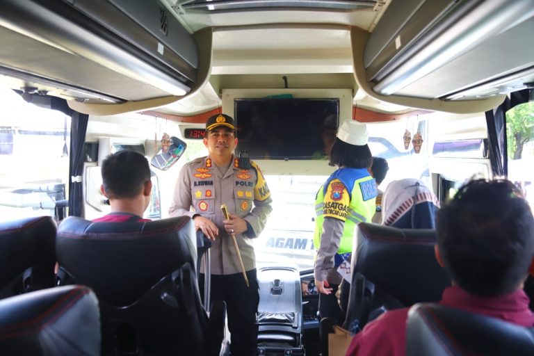 Polres Magetan Berangkatkan Dua Bus Balik Mudik Gratis