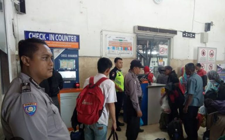 SAMPAIKAN PESAN KAMTIBMAS KEPADA MASYARAKAT DI STASIUN KOTA BLITAR POLSEK KEPANJENKIDUL PATROLI DAN HIMBAUAN DI STASIUN KOTA BLITAR