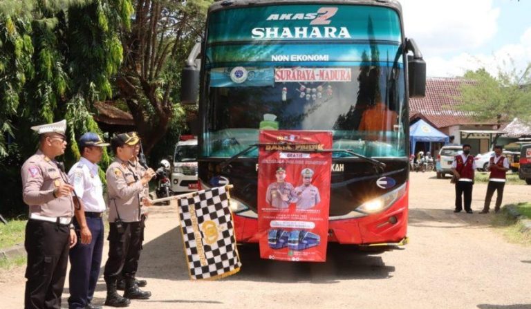 Polres Sumenep Berangkatkan  Dua Bus Gratis Untuk Pemudik