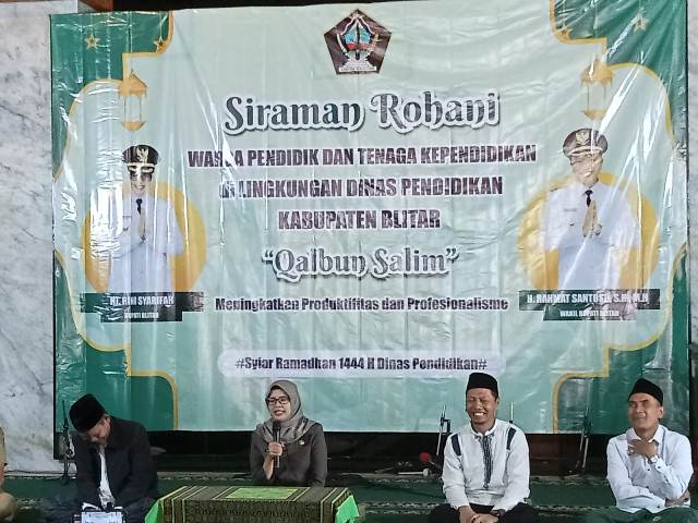 Mak Rini Memberikan Siraman Rohani Kepada Tenaga Pendidik Kabupaten Blitar