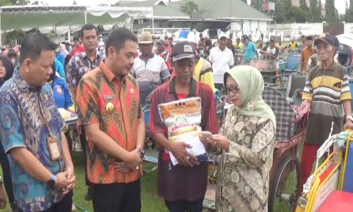 Berkah Ramadhan, Pemkab Jombang Salurkan Bantuan PMKS Dan PSKS