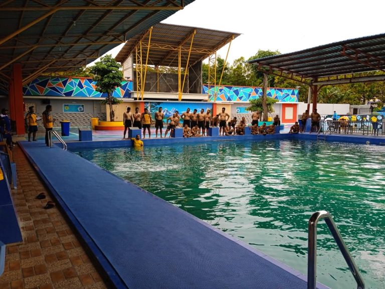 Ukur Ketangkasan Berenang,  Personil TNI AD Dijajaran Kodim 0828 Sampang Menggunakan Kolam Renang Water Park