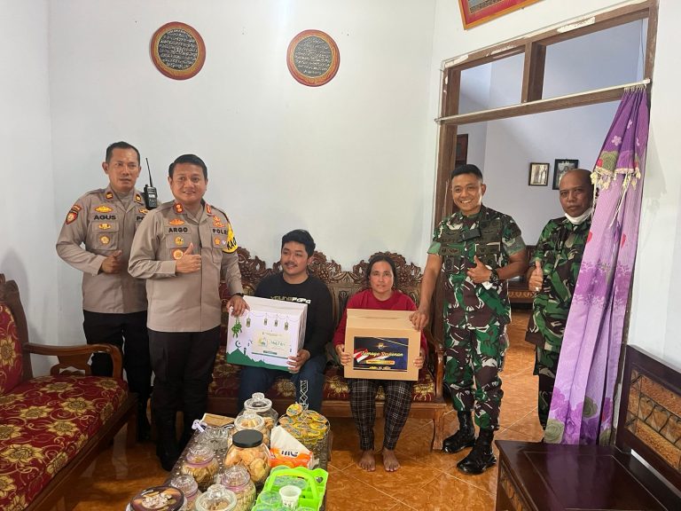 Hari Buruh, Kapolres Blitar Kota Bersama Dandim 0808 Serahkan Bantuan ke Pekerja Korban Kecelakaan Kerja