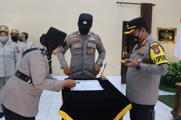 Memasuki Masa Pensiun, Kabag SDM Serah Terimakan Jabatannya kepada Kapolres Blitar Kota