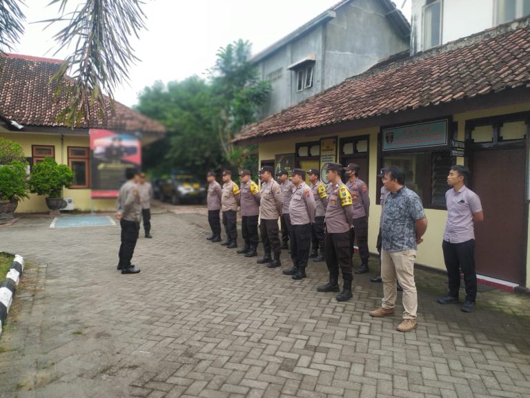 Polsek Udanawu Gelar Pengamanan Latihan Terjun Payung Penyegaran Batalyon Infanteri (Yonif) Para Raider 501/Bajra Yudha Madiun